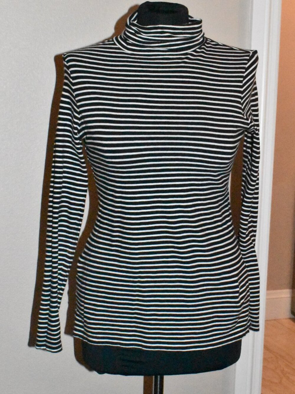 Crown & Ivy Mock Turtleneck Size S